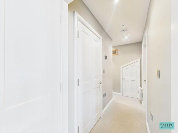 2 bed Apartment to rent Image 12