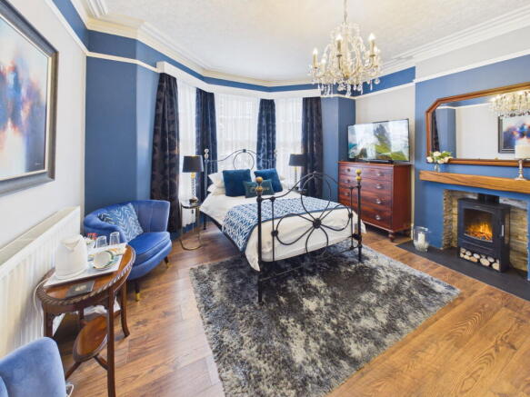 6 bed Semi-Detached for sale Image 8