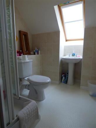 EN-SUITE SHOWER ROOM