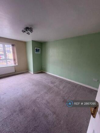 3 bed Flat to rent Image 5