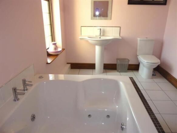 EN-SUITE BATHROOM