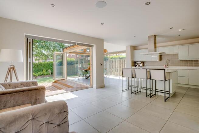 4 bed Detached for sale Image 9