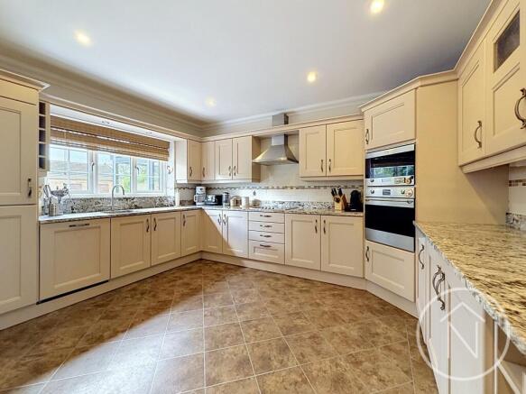 5 bed Detached for sale Image 5