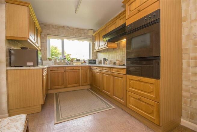 KITCHEN / BREAKFAST 