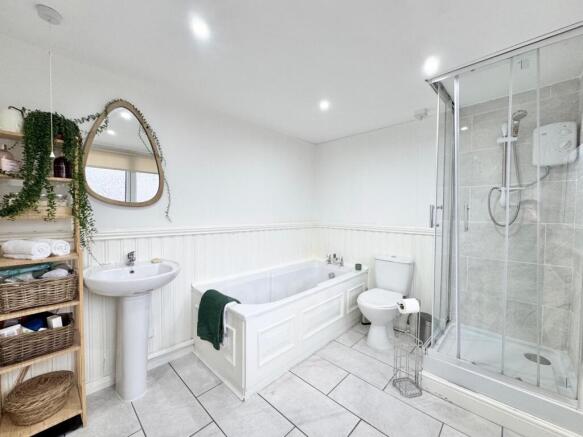 Hawthorn Crescent, Beith family bathroom