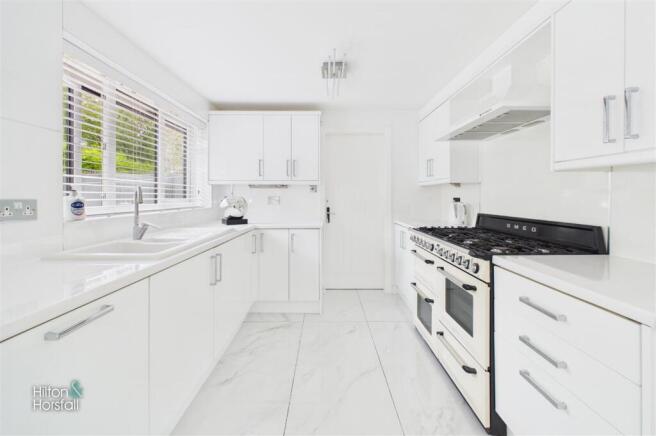4 bed Detached for sale Image 7