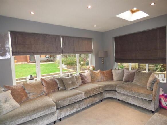 FAMILY ROOM.JPG