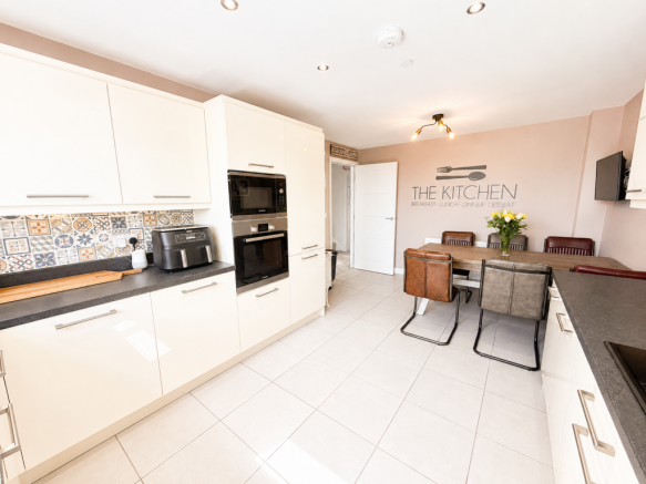 4 bed Town House for sale Image 5