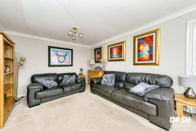 5 bed Detached for sale Image 12