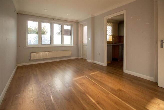 17 Kings Gate - Living room.jpg