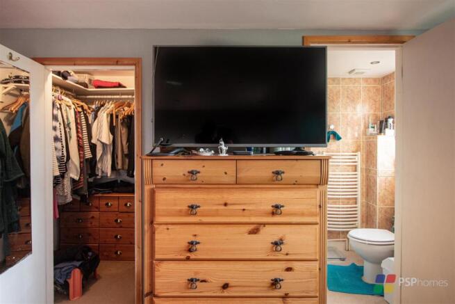 Bed 1 ensuite and wardrobe