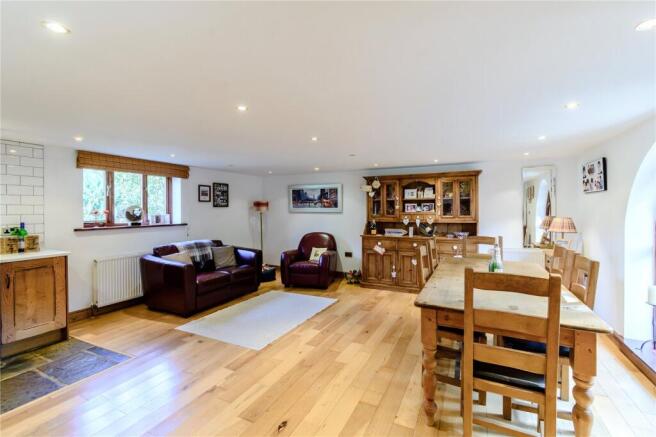 5 bed Detached for sale Image 6