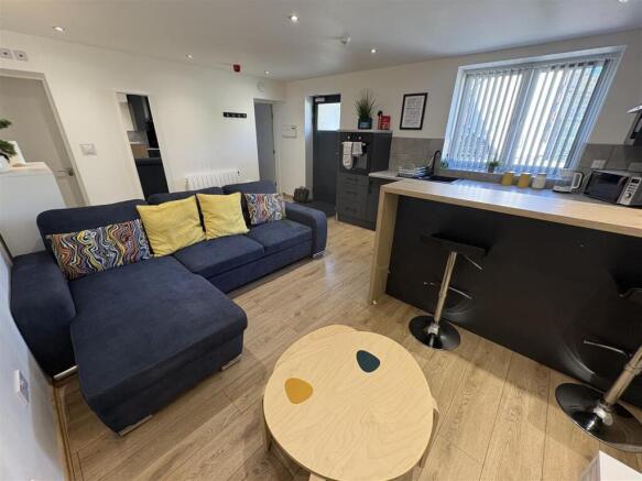 OPEN PLAN LOUNGE & KITCHEN
