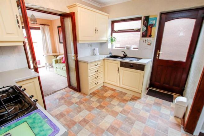 FITTED KITCHEN