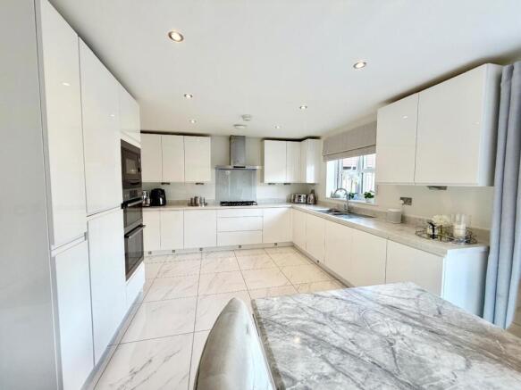 4 bed Detached for sale Image 9