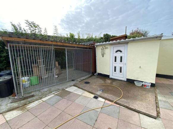 Kennel block & Courtyard