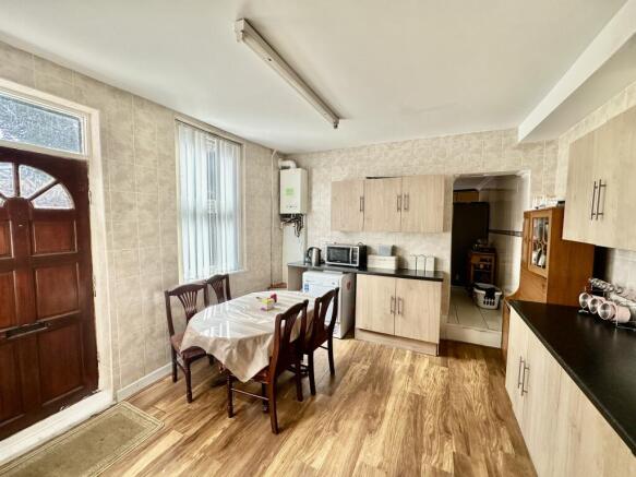 5 bed Semi-Detached for sale Image 8