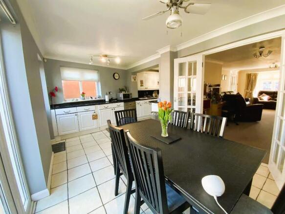 L-SHAPED KITCHEN/DINER 20'7 x 16'1