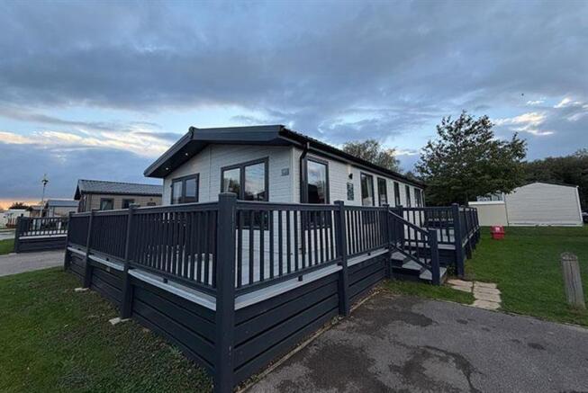 3-bed caravan on Tattershall Lakes Country Park – Lincolnshire, £119,995
