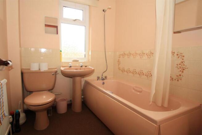 12 Sandringham Place bathroom.JPG