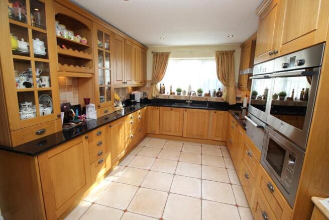 4 Spring Close Upper Basildon (13).JPG