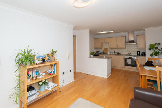 2 bed Flat for sale Image 6