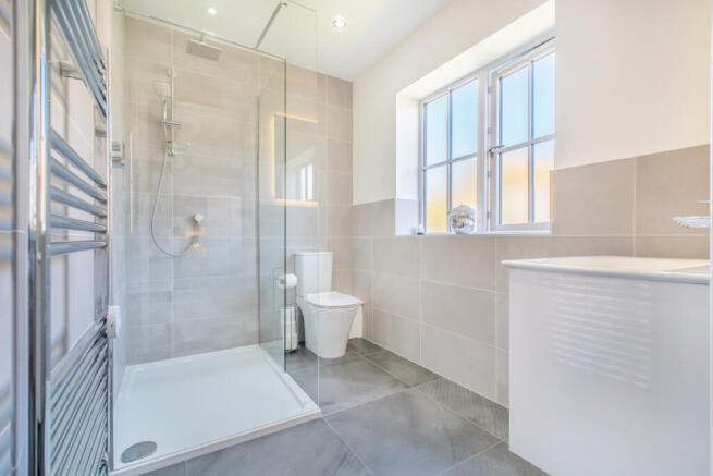 5 bed Detached for sale Image 4