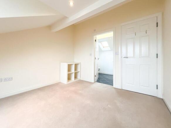 4 bed House to rent Image 11
