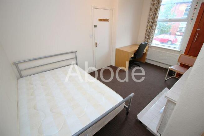 4 bed House to rent Image 4