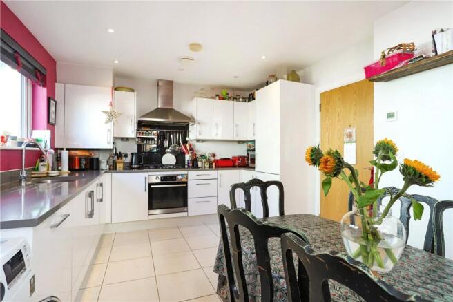 10, Langham Court, Farnham, GU9 photo 3