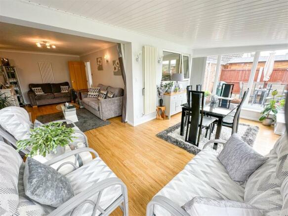SITTING/DINING ROOM