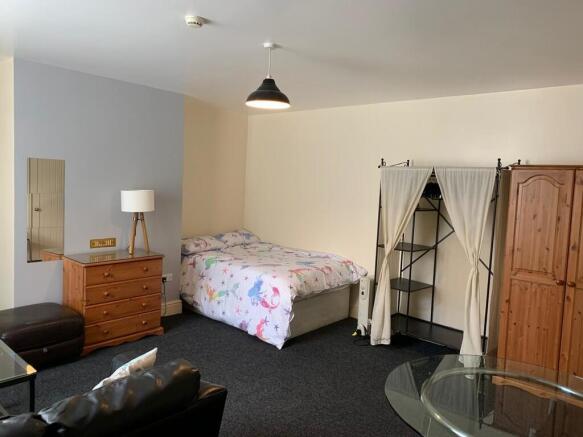 Living Space/ Bed...