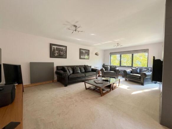 5 bed Detached for sale Image 8