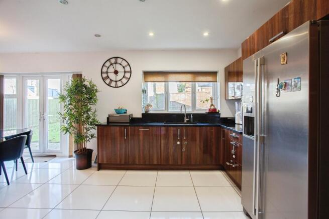 5 bed Detached for sale Image 7