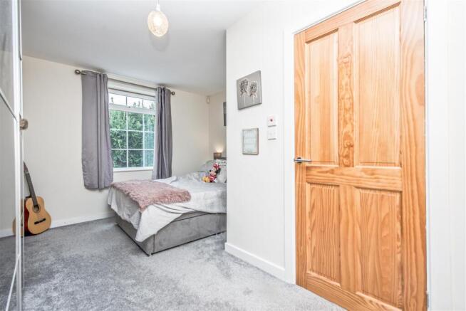 5 bed Detached for sale Image 11