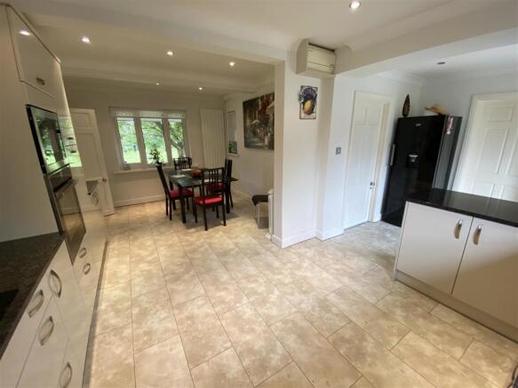 KITCHEN/BREAKFAST ROOM