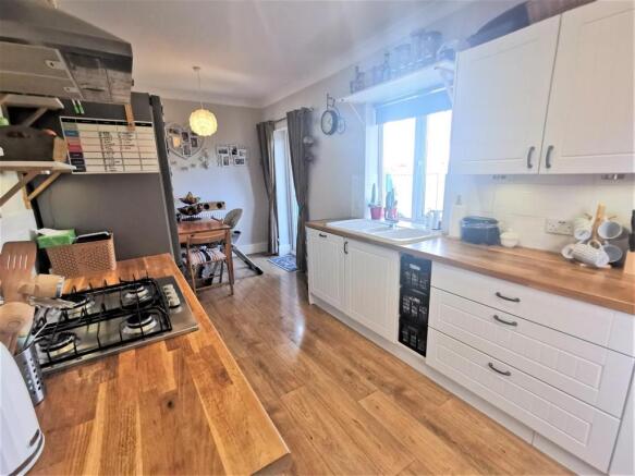 KITCHEN/DINING ROOM