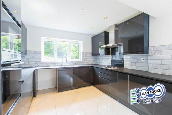 3 bed Semi-Detached for sale Image 6