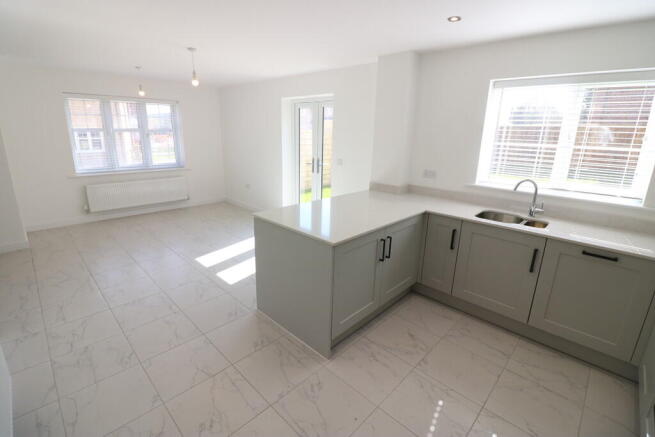 4 bed Detached to rent Image 7