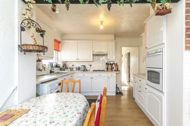 KITCHEN & BREAKFAST/DINING ROOM