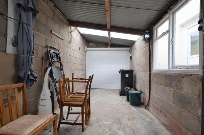 8 BARN PARK RO...
