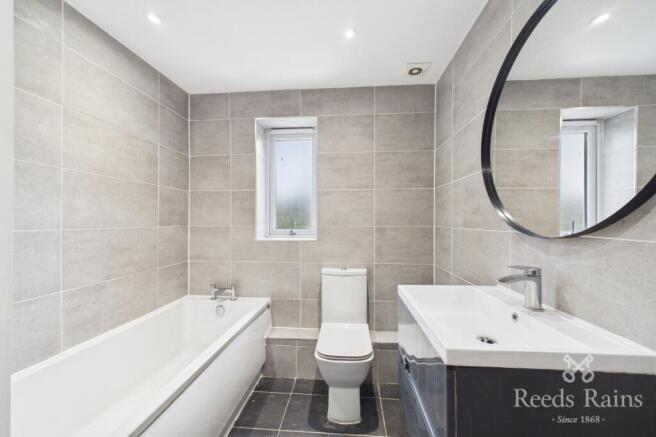 4 bed Semi-Detached for sale Image 8