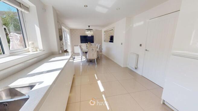 5 bed Detached for sale Image 6