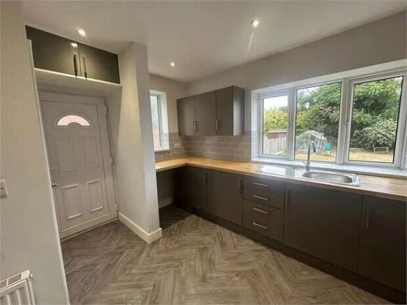 3 bed Semi-Detached for sale Image 6