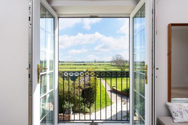 5 bed Detached for sale Image 12