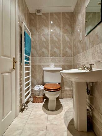 En suite shower room (Bedroom 1)