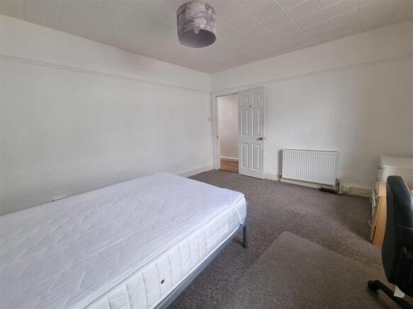 BEDROOM 1 (3).jpg