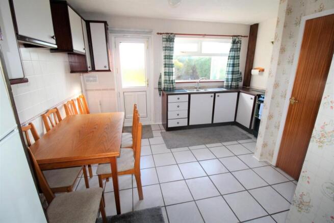 KITCHEN / DINING ROOM
