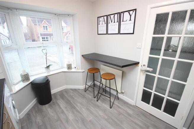 FITTED KITCHEN - 2