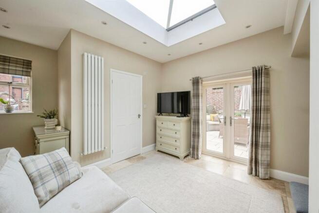 5 bed Semi-Detached for sale Image 11